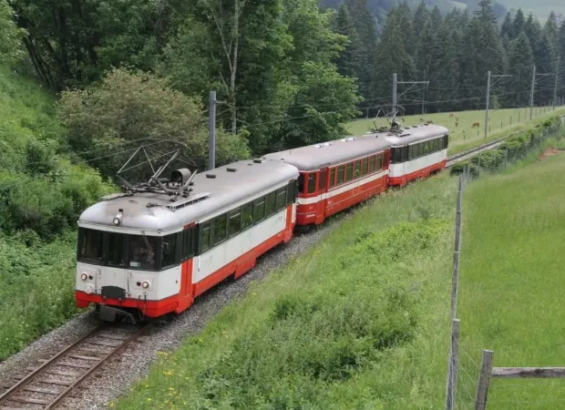 Aux Brenets, le train poursuit sa course